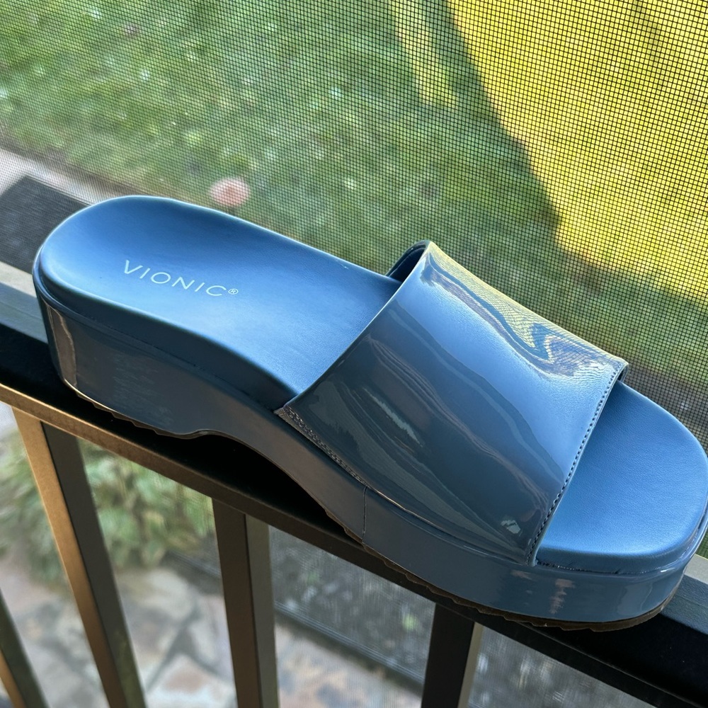 Brand new Vionic platform slip on.